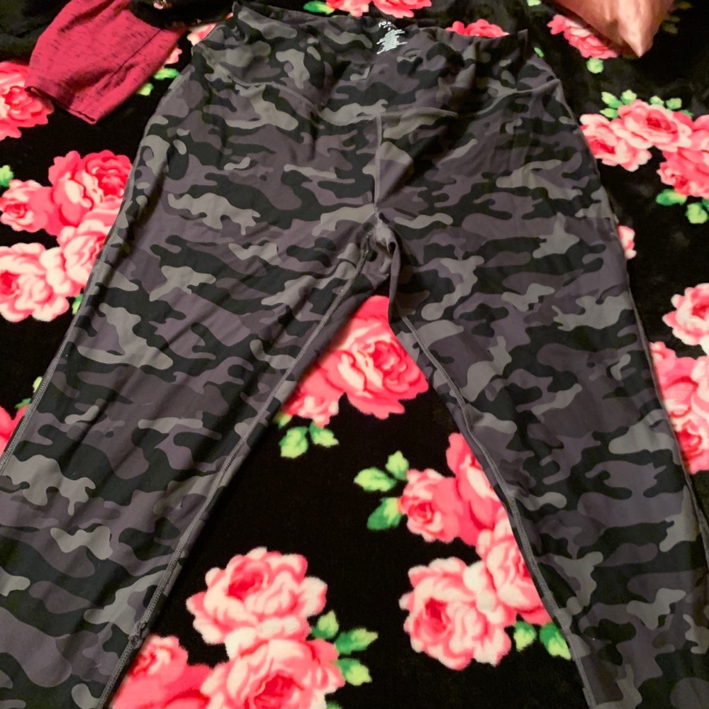Torrid active leggings size 3 camo
